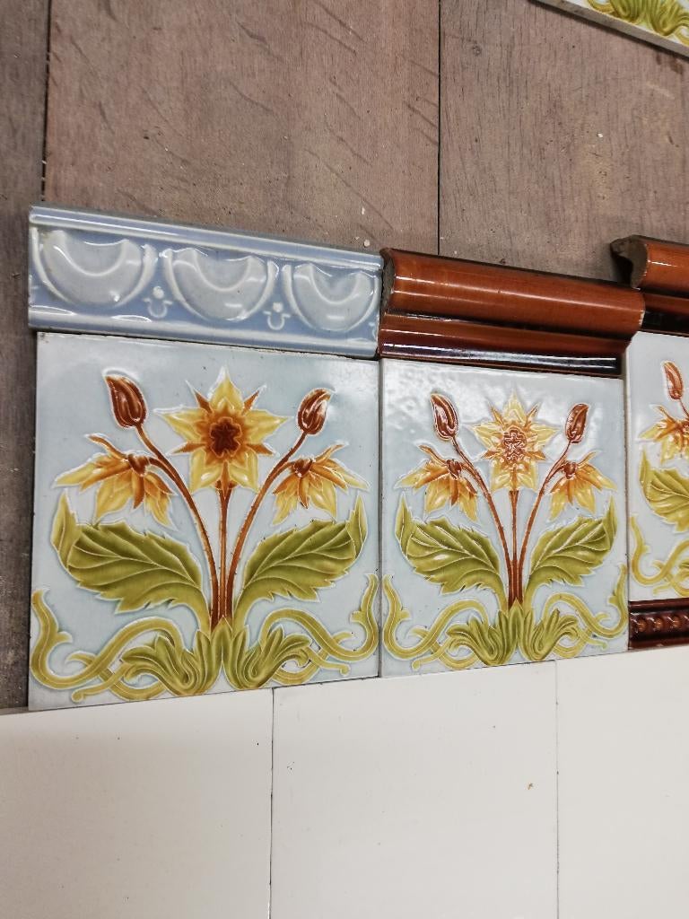 60 art nouveau cremewitte wandtegels met bloem in relief, Ophalen