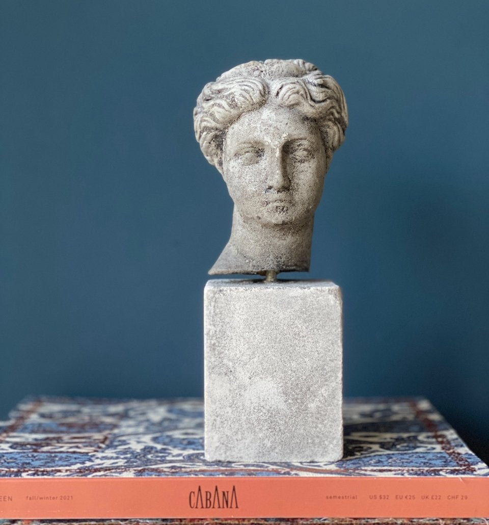 Buste van Griekse godin op sokkel, Antiek en Kunst, Ophalen of Verzenden