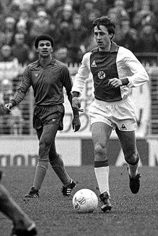 Org z/w foto Johan Cruijff actie met Ruud Gullit 06-12-1981, Verzenden, Nieuw, Ajax, Poster, Plaatje of Sticker