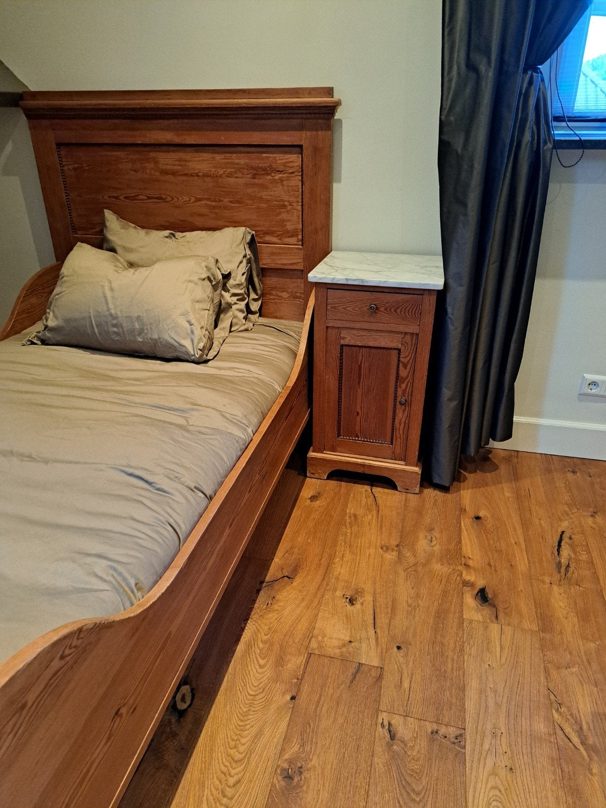 Antieke grenen bed, nachtkastje en wastafel met marmeren bla
