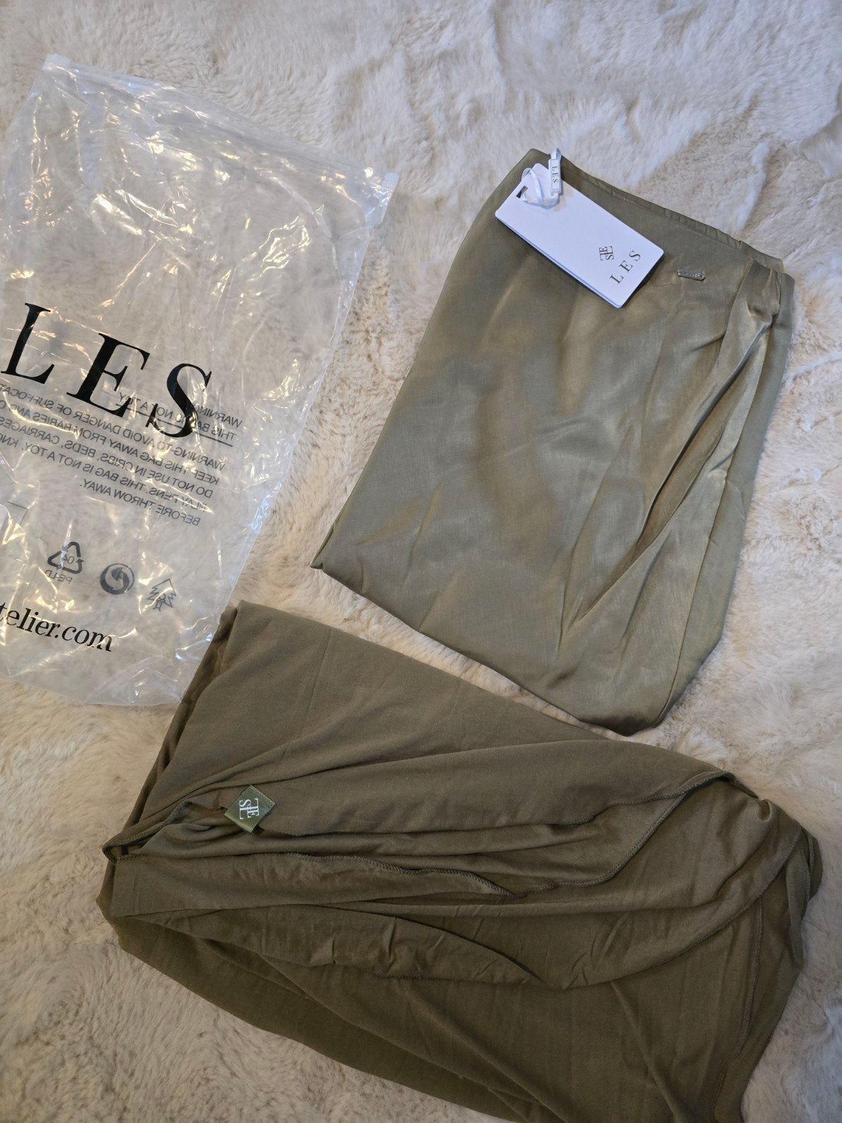 Nieuw LES Atelier maxi rok glanzend en hijab olive green, LES Atelier, Verzenden, Beige, Maat 46/48 (XL) of groter