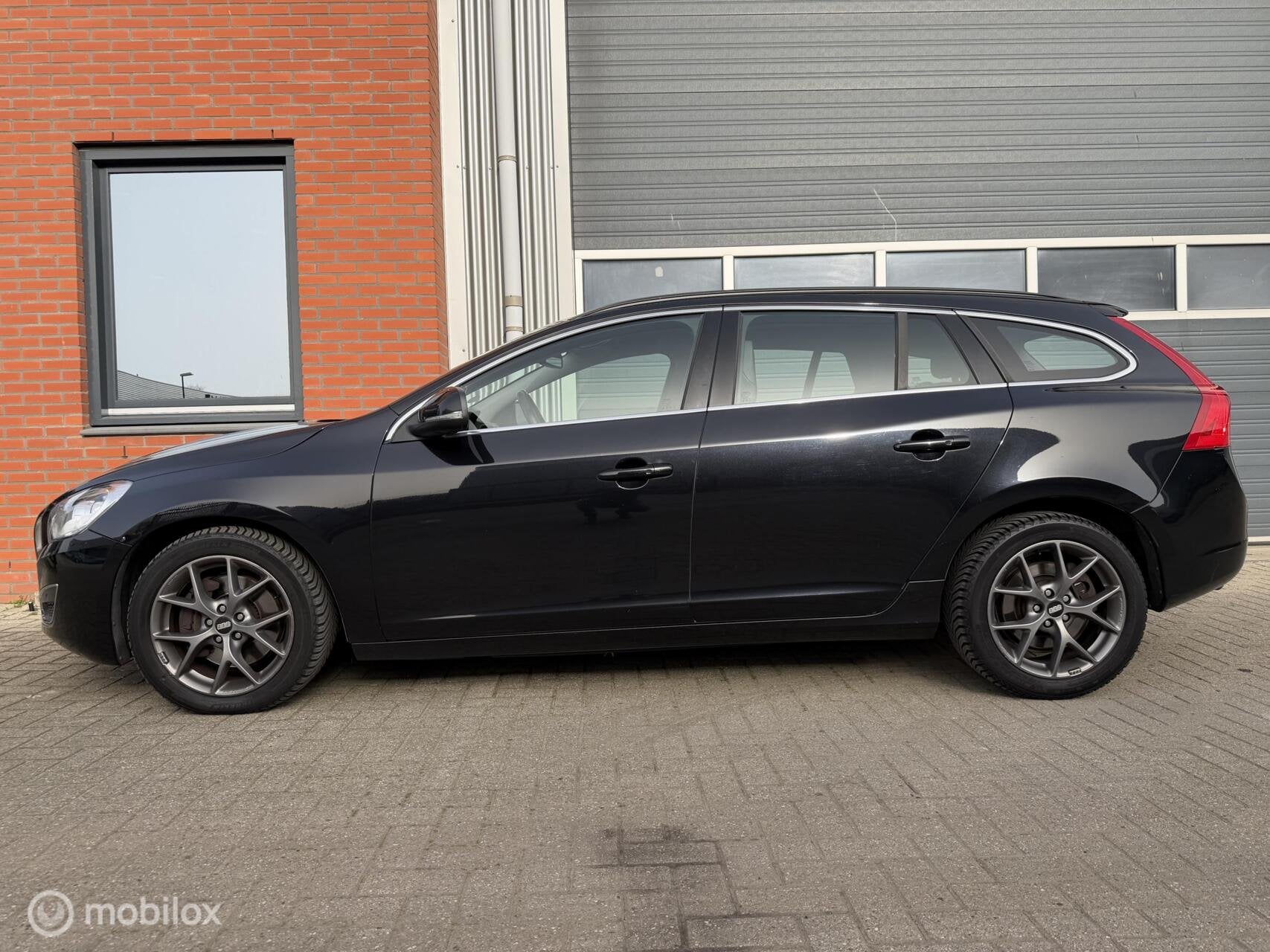 Volvo V60 3.0 T6 AWD Momentum - Volvo dealer onderh., Auto's, Automaat, Euro 5, Parkeersensor, Zwart