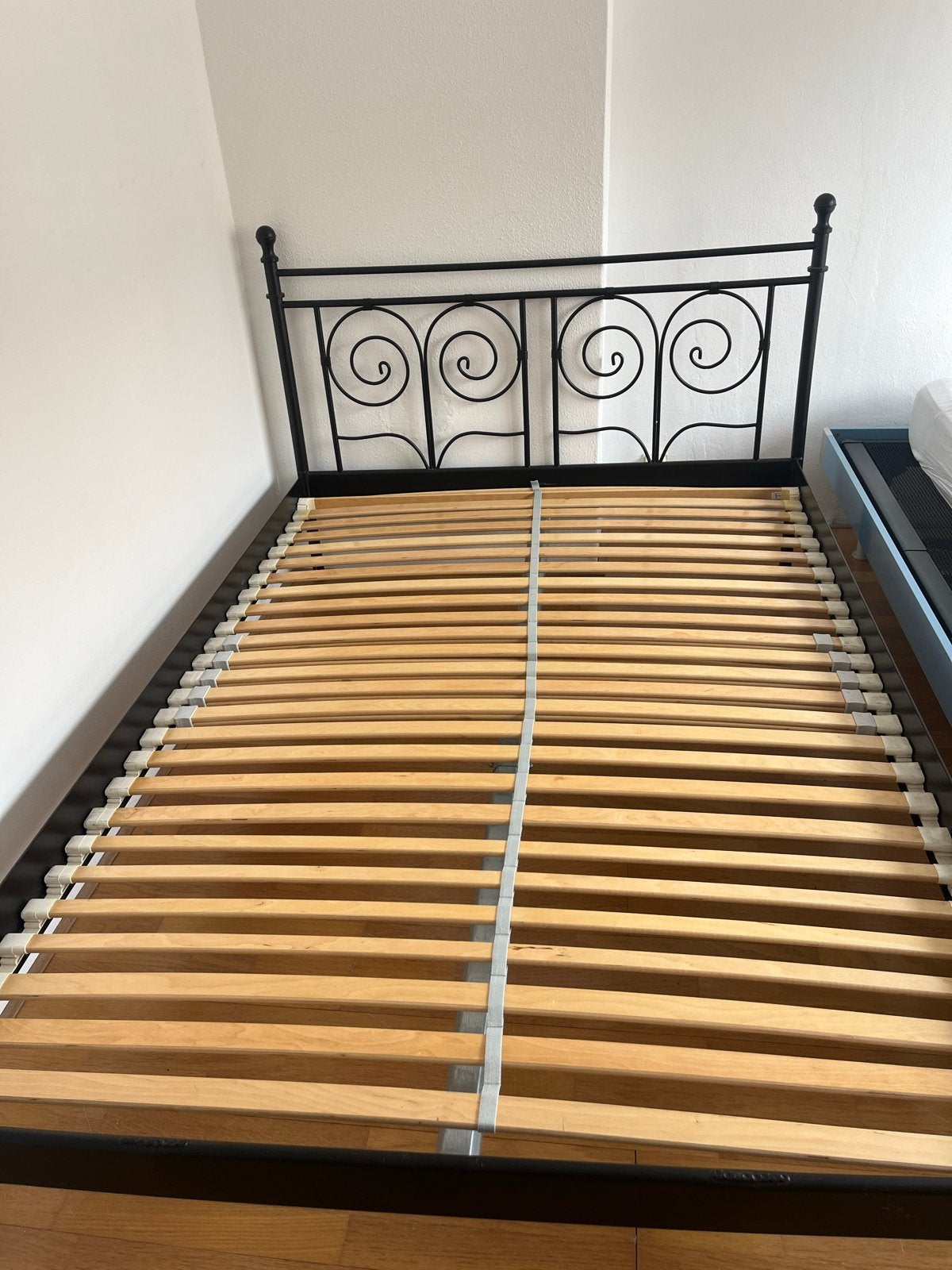 IKEA bed 140x200 met lattenbodem (evt inclusief matras), Ophalen, Gebruikt, Zwart, Tweepersoons