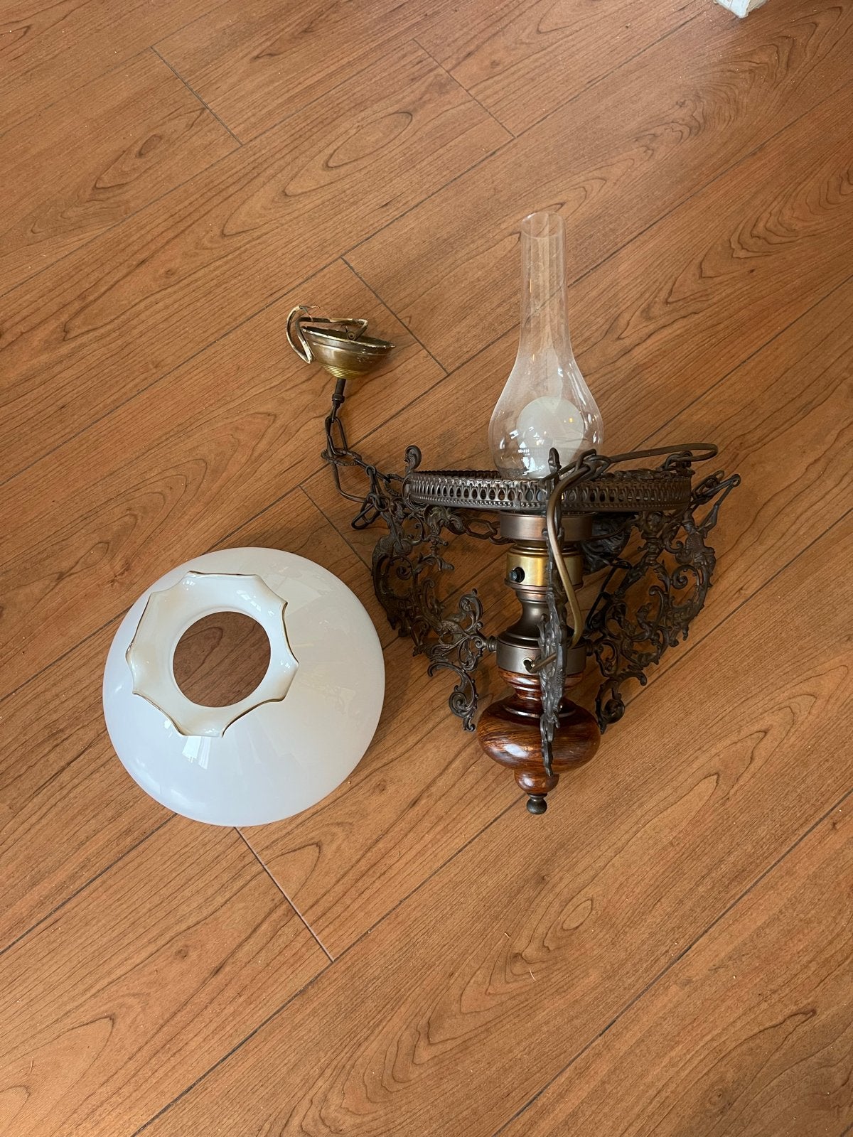 Antieke olielamp wandlamp met glazen kap, Antiek en Kunst, Ophalen of Verzenden