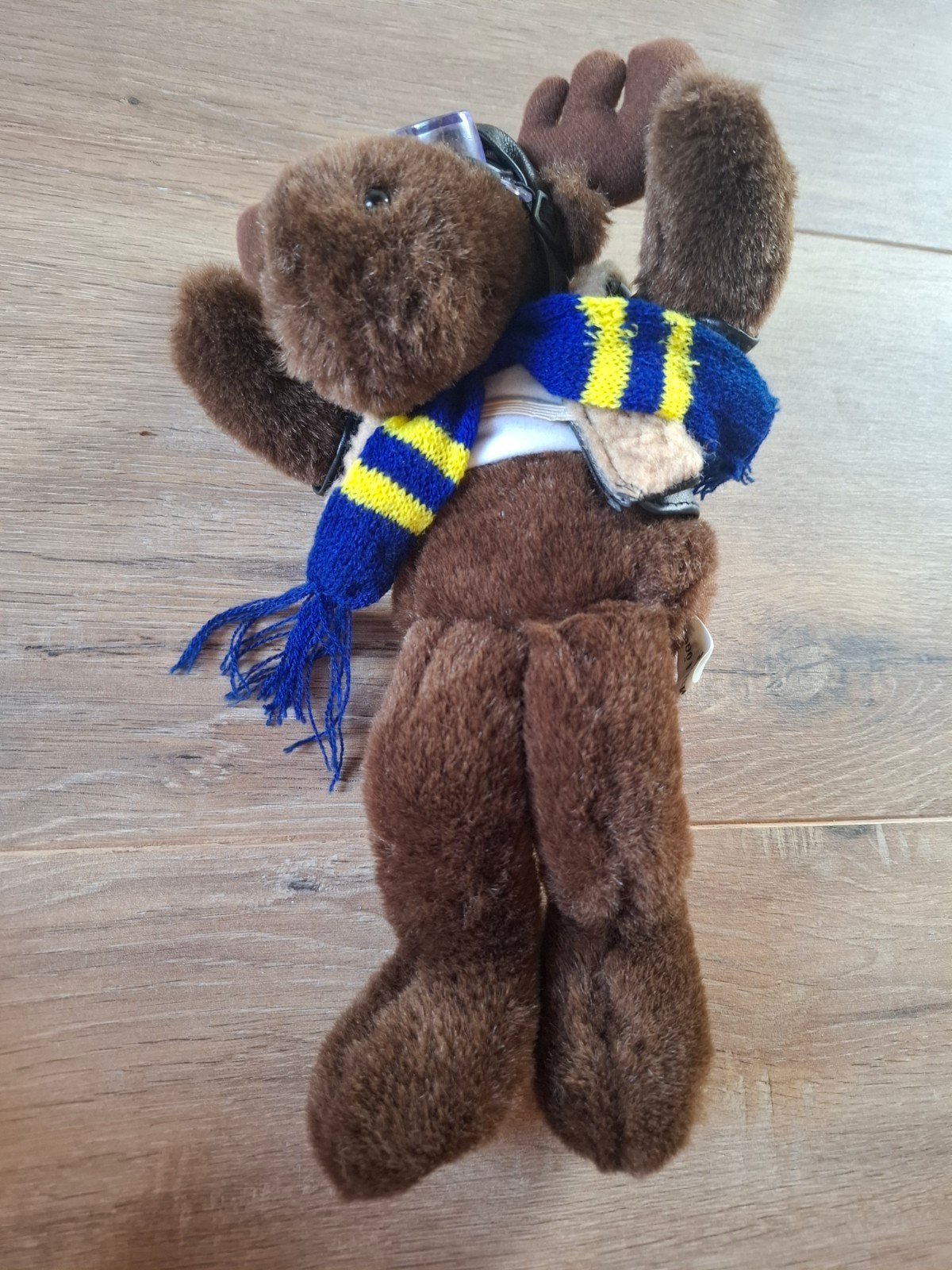 Leuke eland knuffel met pilotenbril en sjaal, Kinderen en Baby's, Speelgoed | Knuffels en Pluche, Ophalen, Overige merken, Overige karakters