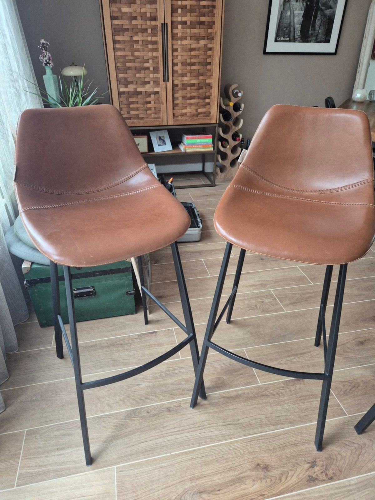 2x Dutchbone Franky barkrukken cognac leer, Huis en Inrichting, Barkrukken, Ophalen, Gebruikt, Met voetsteun, 60 tot 90 cm