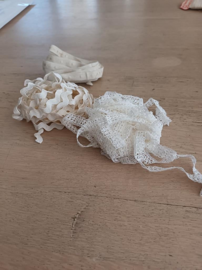 +- 15 meter oud kant en band.Antieke poppenkleding  enz, Ophalen of Verzenden, Nieuw, Kant