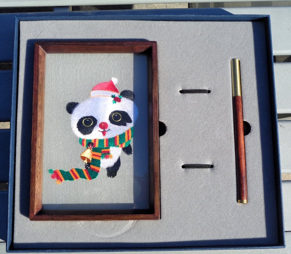 Suzhou Panda ornament in een luxe walnotenlijstje - NIEUW -, Textiel, Overige typen, Ophalen of Verzenden, China
