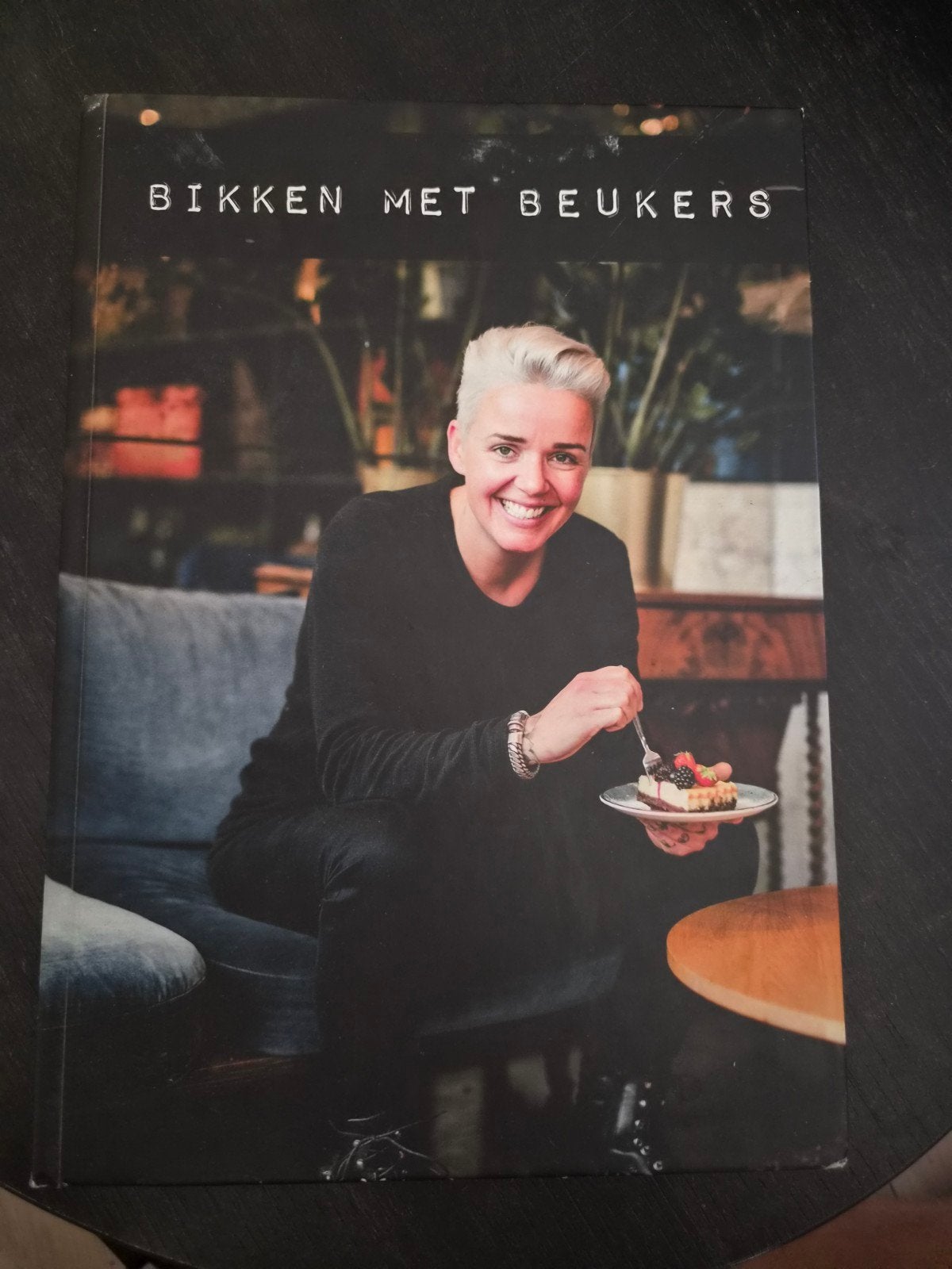 Bikken met Beukers - gesigneerd kookboek, Ophalen, Hoofdgerechten, Zo goed als nieuw, Faya Lourens