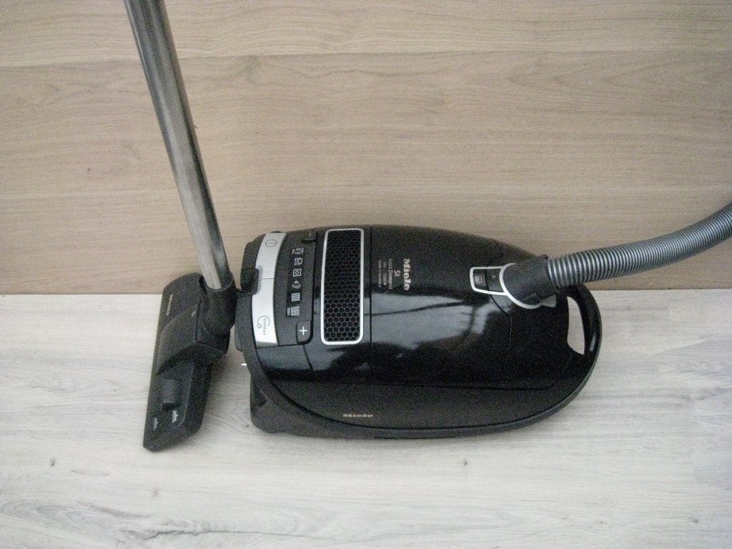 Zeer krachtige 2200 watt Miele stofzuiger, Gebruikt, 2000 watt of meer, Sledestofzuiger, Stille werking