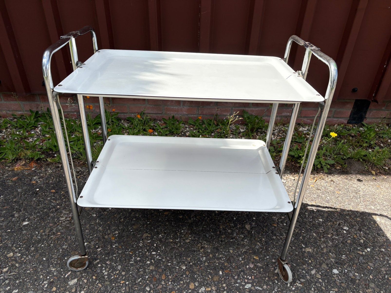 Vintage serveerwagen / trolley op wielen wit - chromen frame, Huis en Inrichting, Tafels | Bijzettafels, Ophalen, Minder dan 55 cm
