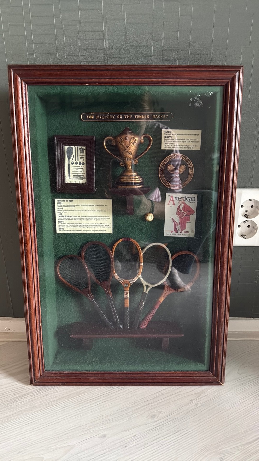 History of the tennis racket shadow box, Ophalen, Overige onderwerpen, 50 - 100 cm, Wanddecoratie