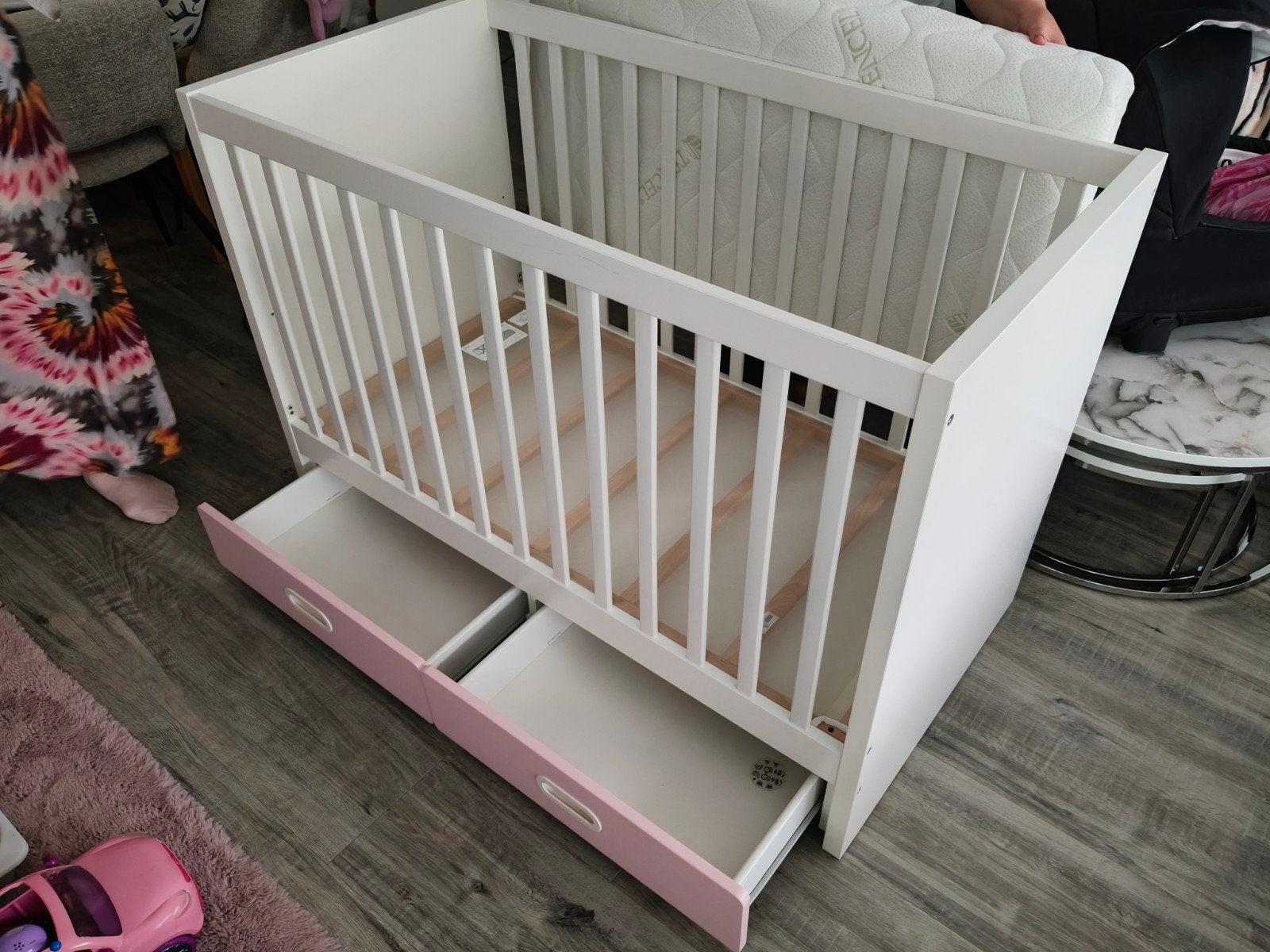 Babybedje met lades en matras - Wit/Roze, Ophalen, Zo goed als nieuw, Minder dan 140 cm, Matras