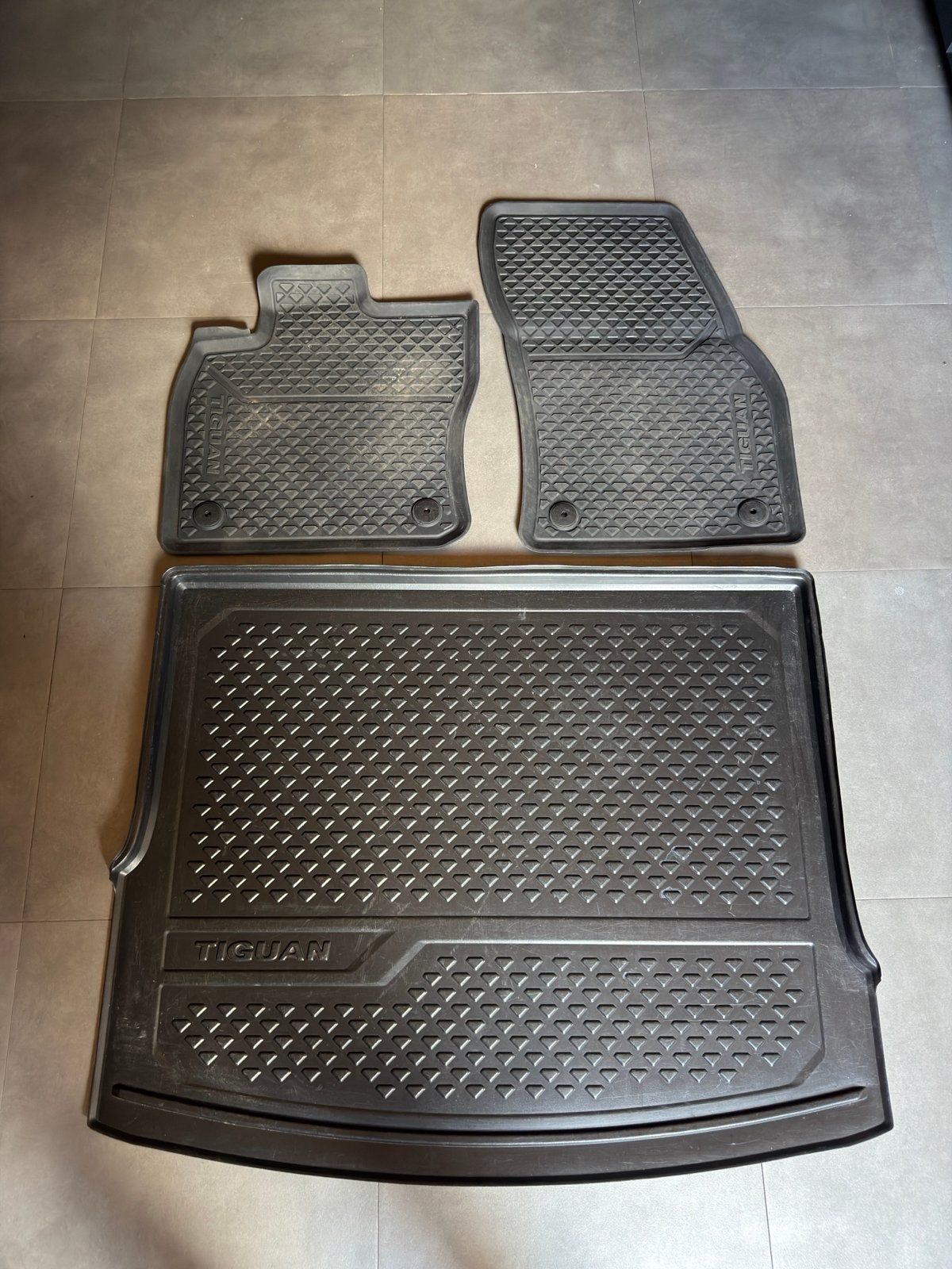 Rubberen mattenset en kofferbakmat voor VW Tiguan, Auto diversen, Automatten, Gebruikt, Ophalen