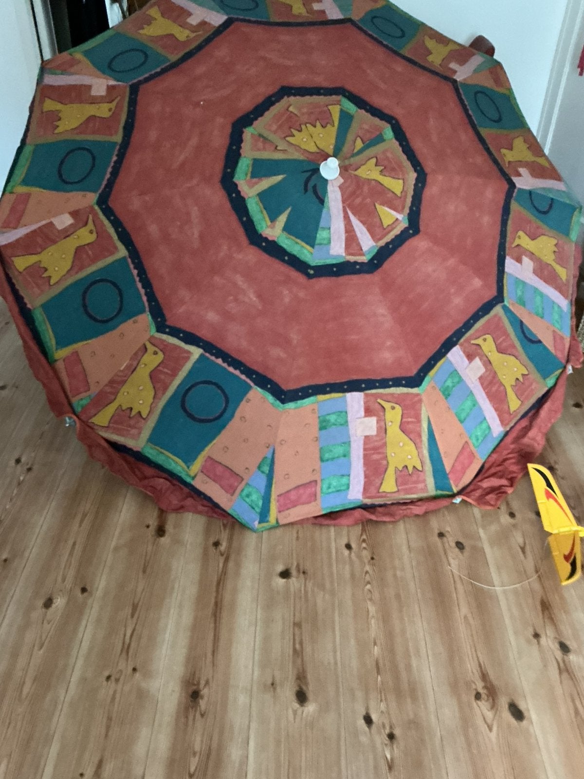 Kleurrijke balkon parasol met vogelprint, Tuin en Terras, Parasols, Ophalen, Gebruikt, 1 tot 2 meter, Overige typen