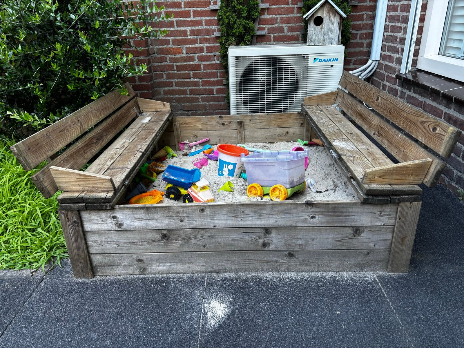 Houten zandbak met bankjes en deksel incl zand en speelgoed, Ophalen, Gebruikt