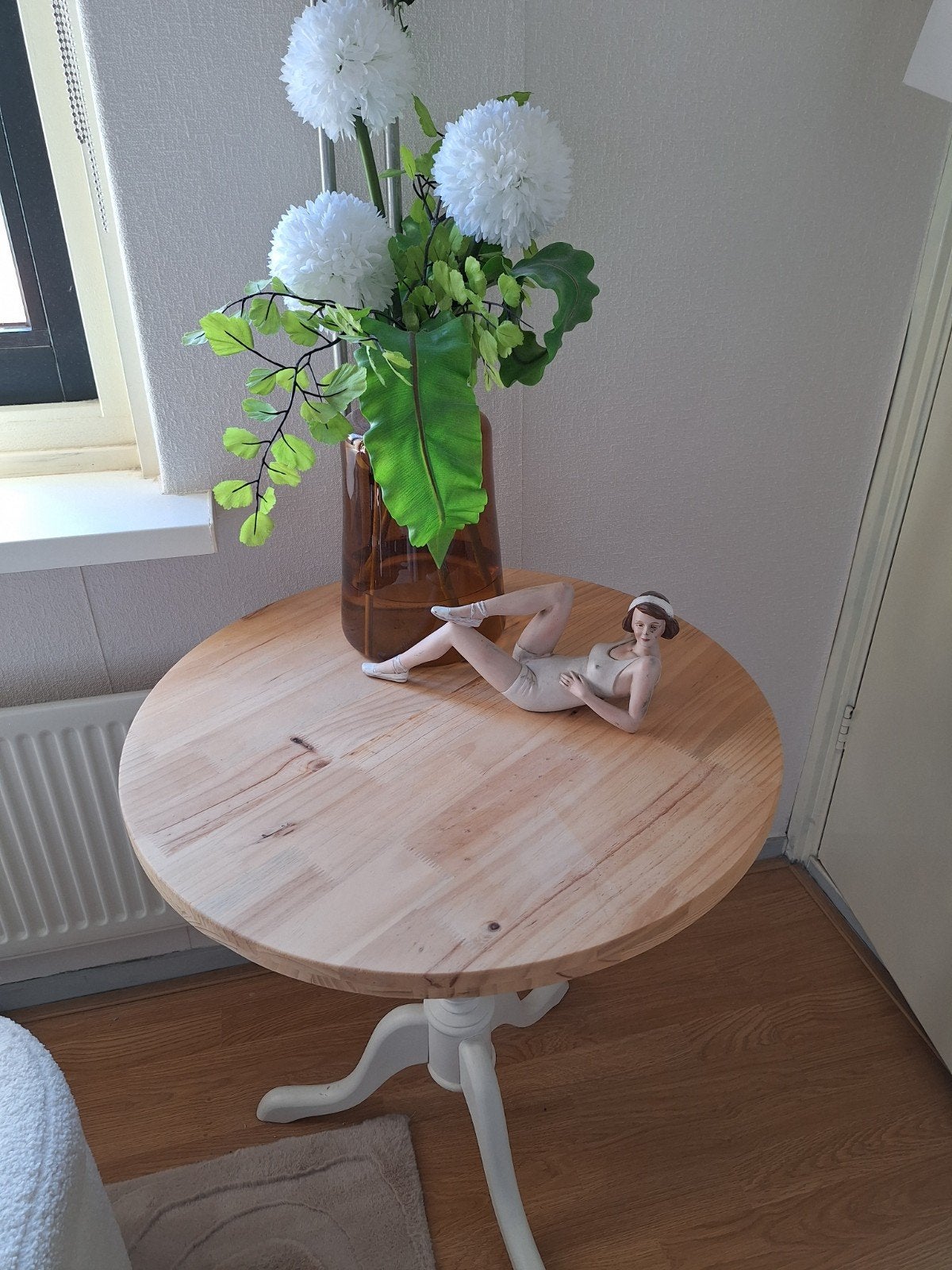 Ronde houten bijzettafel met witte voet, Huis en Inrichting, Tafels | Eettafels, Gebruikt, 50 tot 100 cm, Rond, Tot twee personen