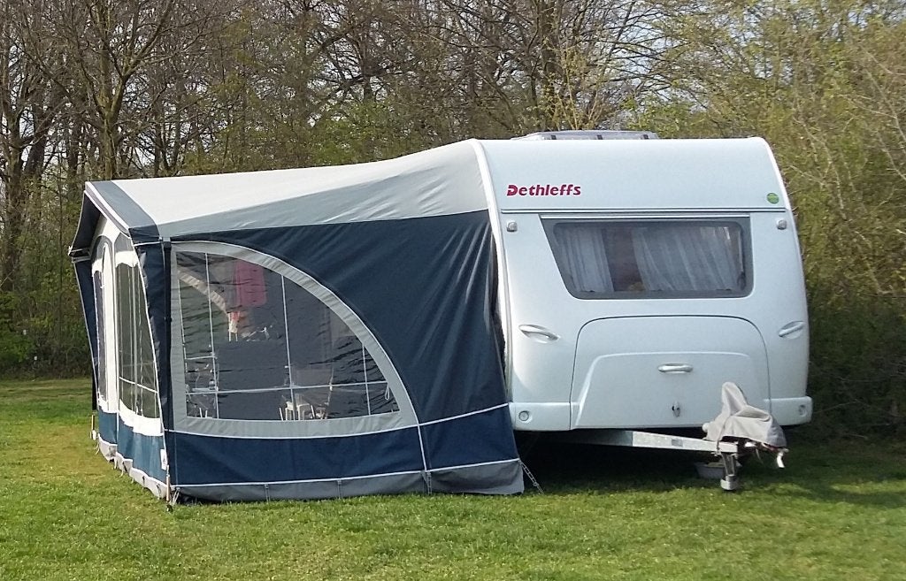 Caravan met afgesloten stallingsplek in Helvoirt, Standaardzit, Schokbreker, Dwarsbed, Particulier