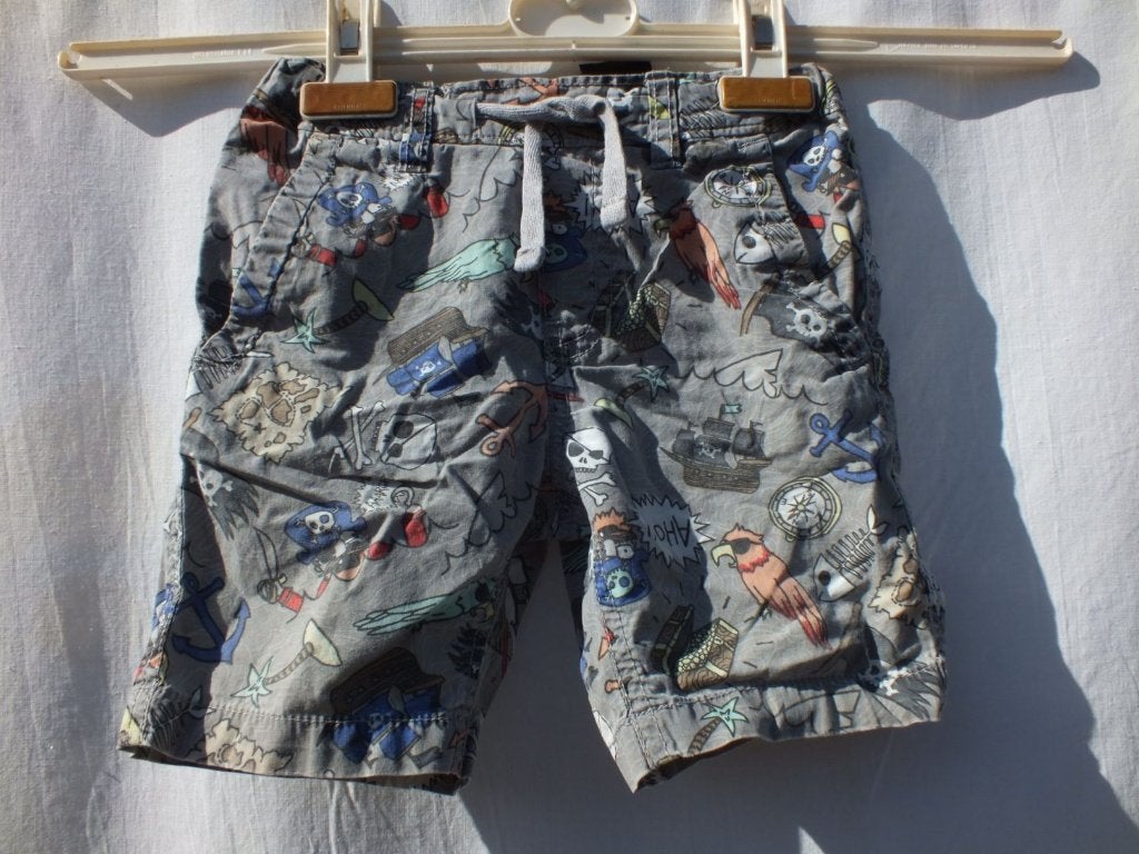 Stoere korte broek met piraten mt 98 merk H&M, Kinderen en Baby's, Broek, ., Ophalen of Verzenden, Zo goed als nieuw