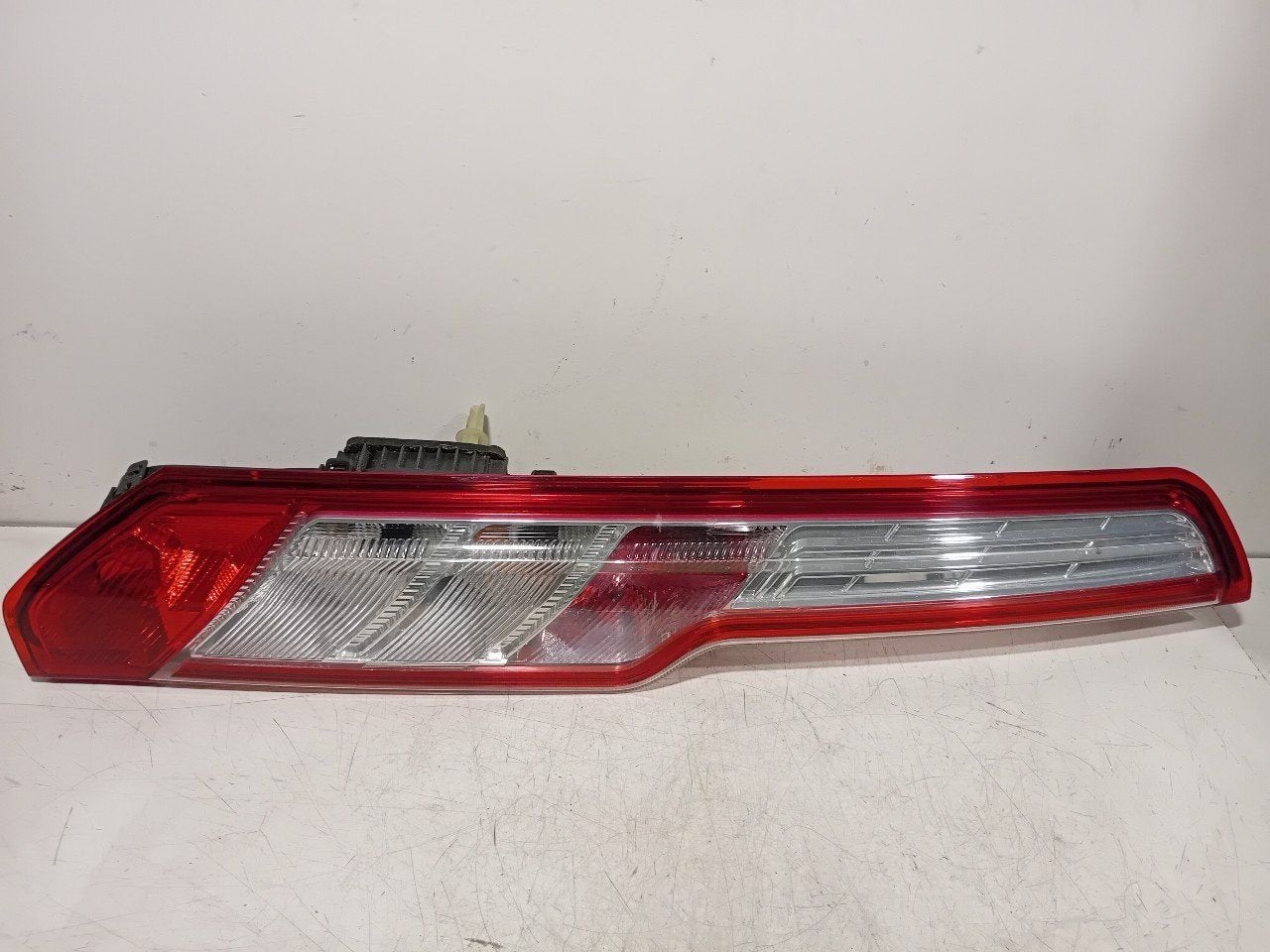 Achterlicht links buiten Ford Transit, Onderdelen@venauto.nl, Van der Ven Autorecycling B.V., Gebruikt, Ettenseweg 76, 4706 PB Roosendaal, The Netherlands
