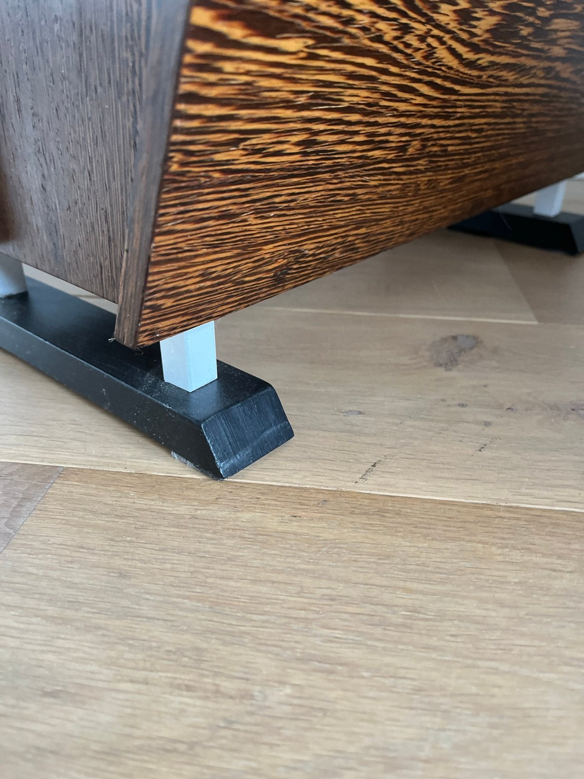 Pastoe bijzettafel en tijdschriftenrek - Wengé hout, Huis en Inrichting, Tafels | Bijzettafels, 55 tot 75 cm, Zo goed als nieuw