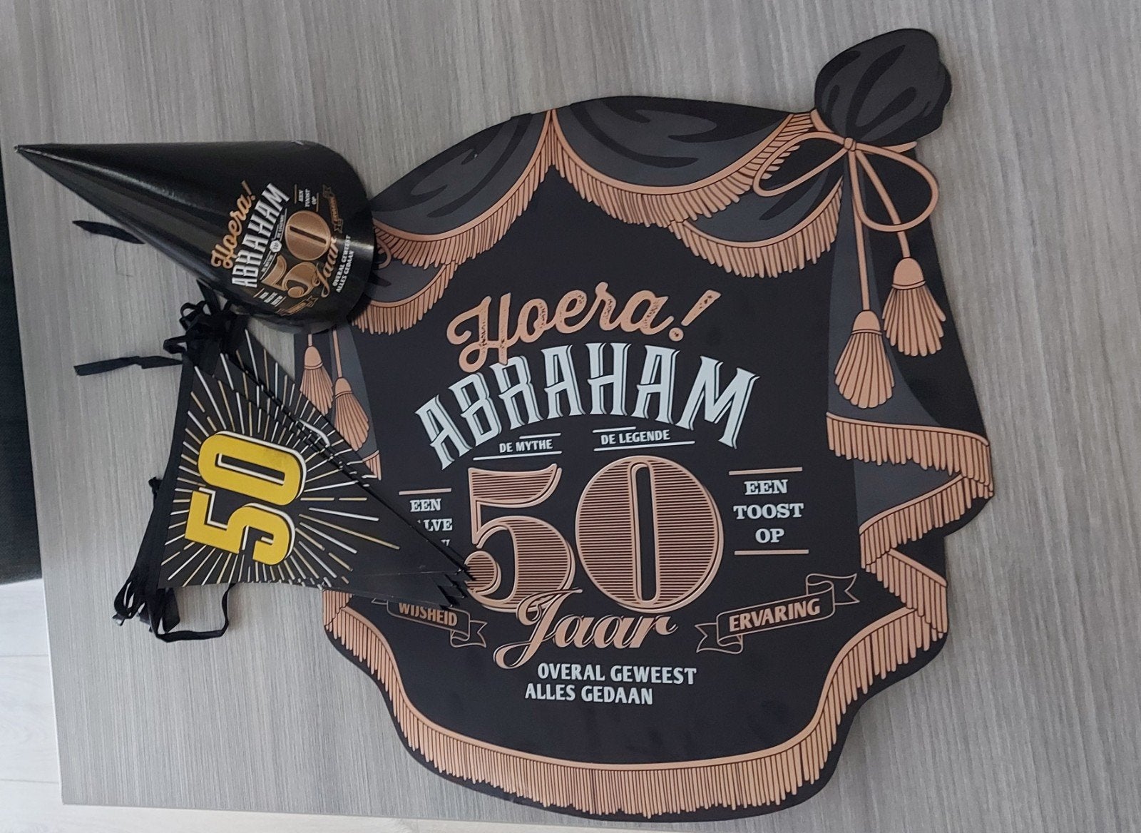 50 Jaar Abraham Feestpakket - Hoed, Slinger & Decoratie, Ophalen of Verzenden, Gebruikt, Feestartikel, Abraham of Sarah