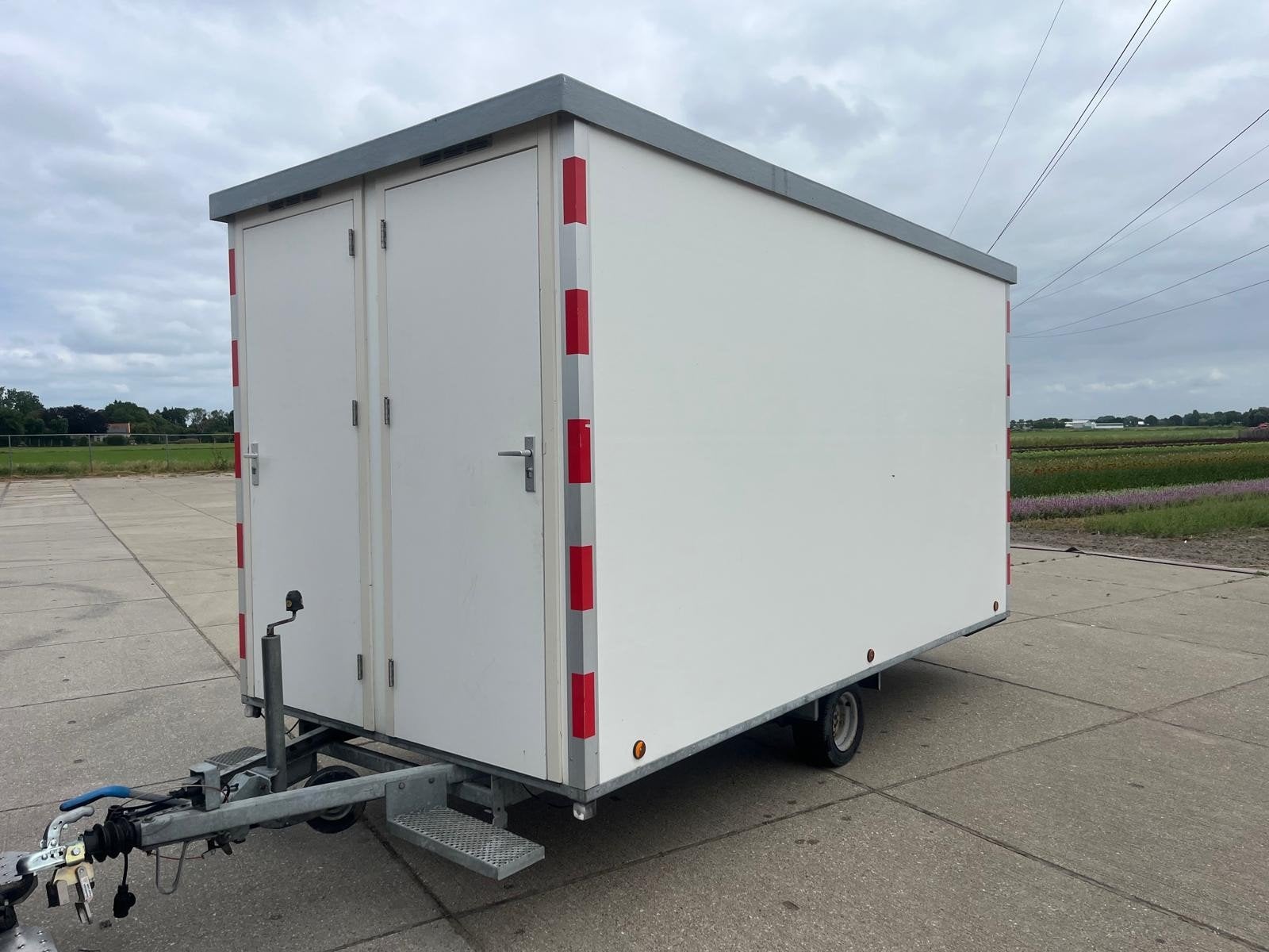 Mobiele unit met hardhouten kozijnen en 3 nieuwe deuren, Ophalen of Verzenden, Nieuw