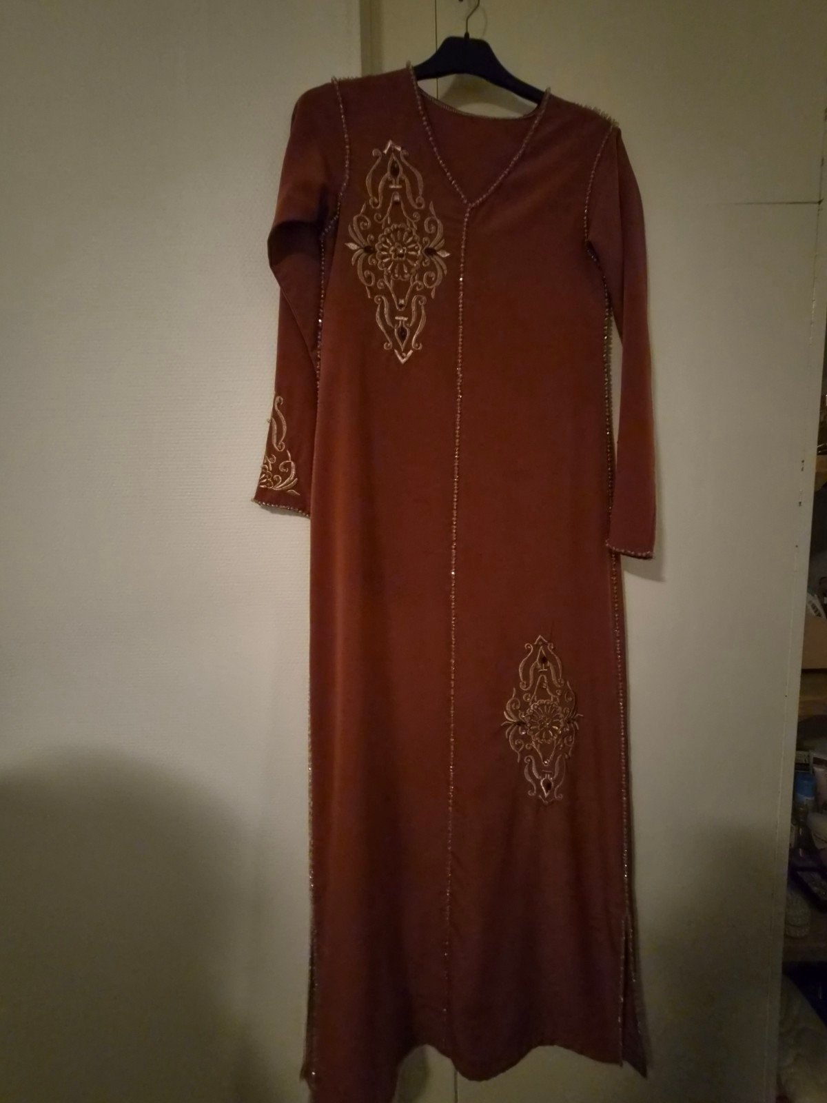 Elegante Marokkaanse Kaftan met Gouden Borduurwerk, Ophalen, Bruin, Maat 34 (XS) of kleiner, Onder de knie