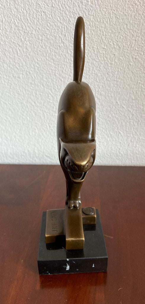 Bronzen beeld van een schrikkende kat op een marmeren voet., Ophalen of Verzenden