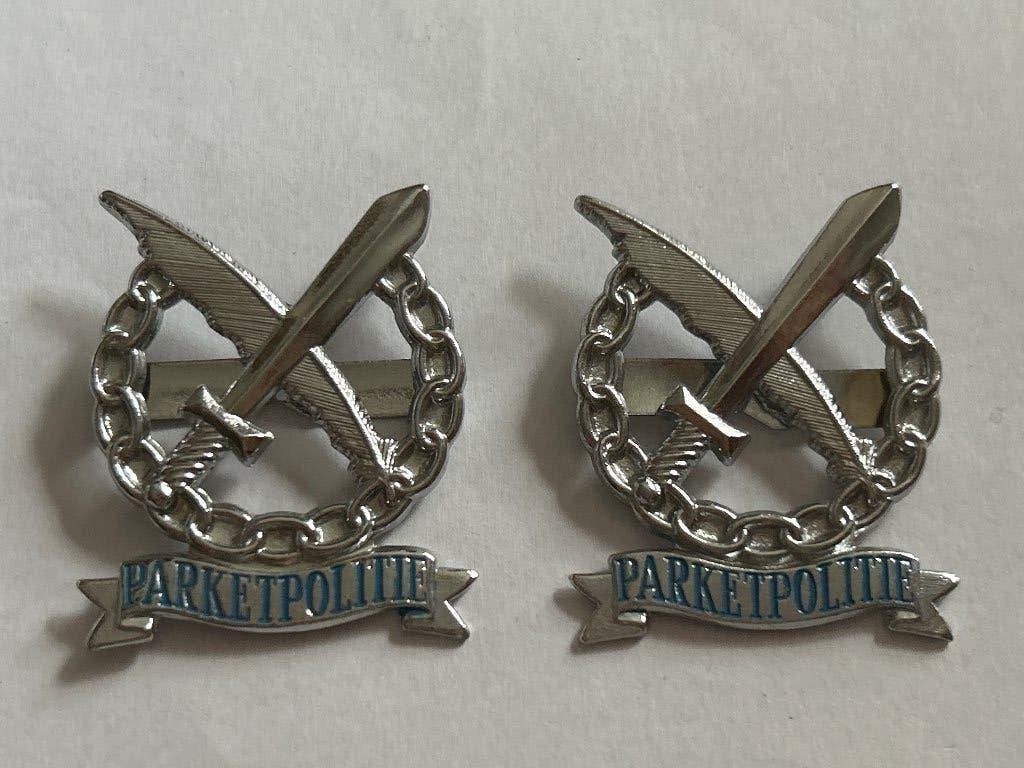 Zeldzame set Kraaginsignes Parketpolitie Korps Rijkspolitie, Verzamelen, Verzenden, Landmacht, Nederland, Embleem of Badge