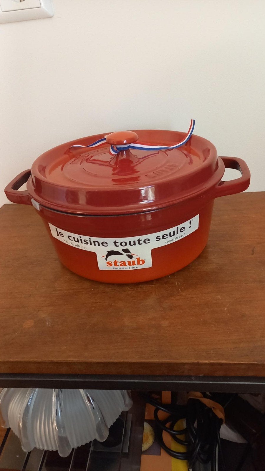 Nieuwe Staub Braadpan 24cm - Gietijzer Rood, Nieuw, Ophalen of Verzenden, Met deksel, Braadpan