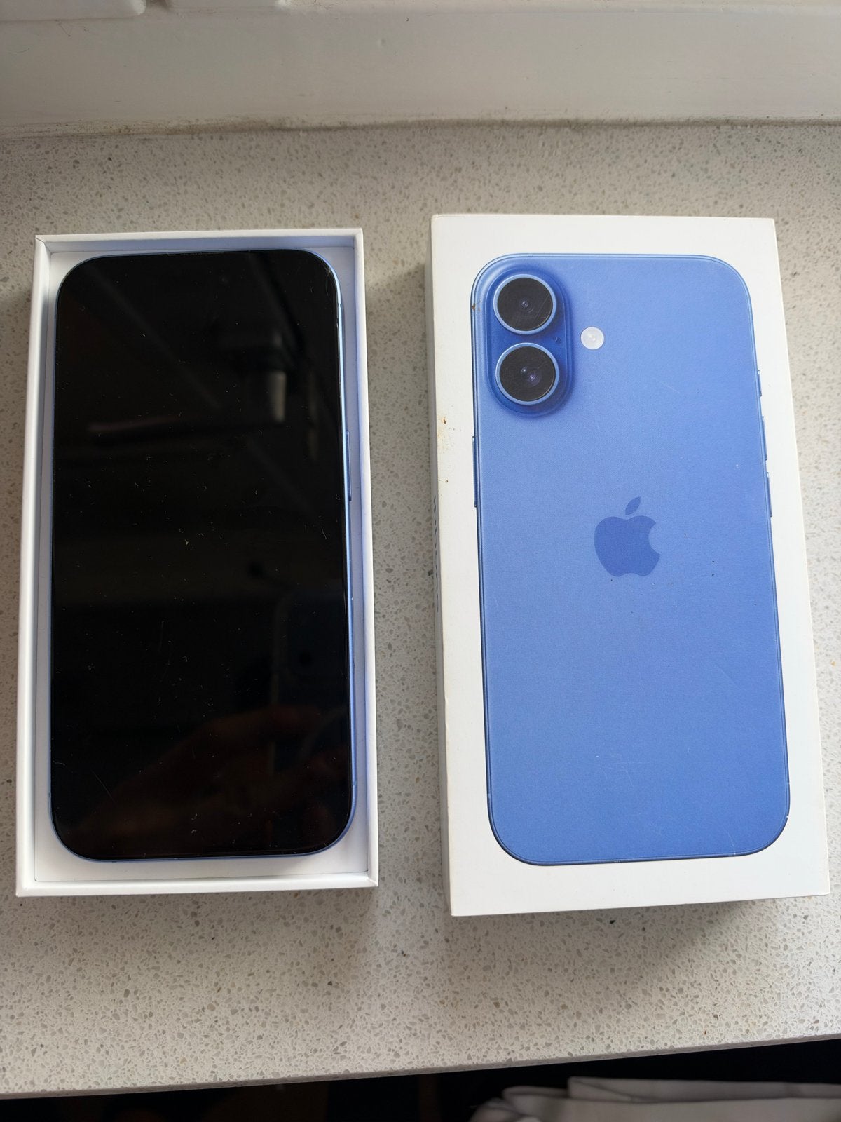 Foto 3 van Zo goed als nieuwe iPhone 16 - Blauw - 128 GB batterij 80%