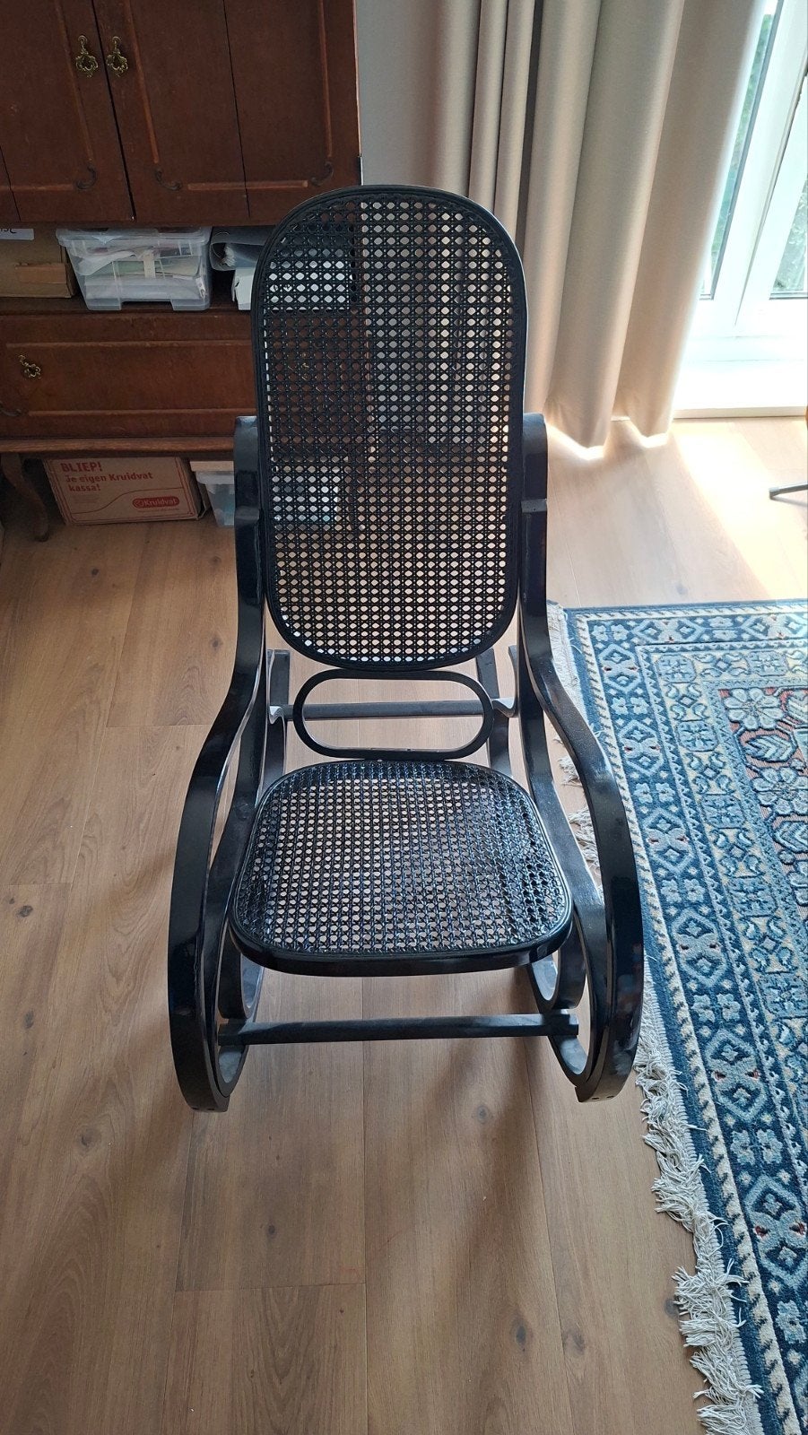 Zwarte Thonet / Rotan schommelstoel, Huis en Inrichting, Stoelen, Ophalen, Zwart, Eén