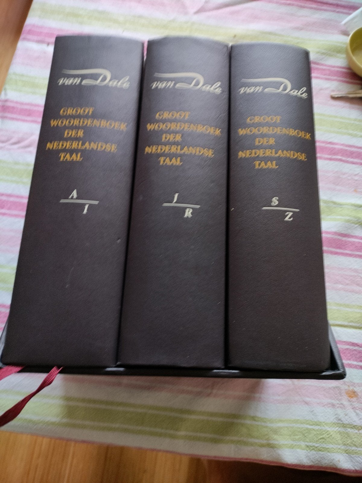 Van Dale Groot Woordenboek der Nederlandse Taal (3 delen), Nederlands, Diverse auteurs, Ophalen of Verzenden, Zo goed als nieuw
