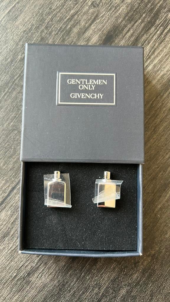 Nieuwe manchetknopen van Givenchy origineel Zilverkleurig, Ophalen of Verzenden, Zo goed als nieuw, Overige materialen