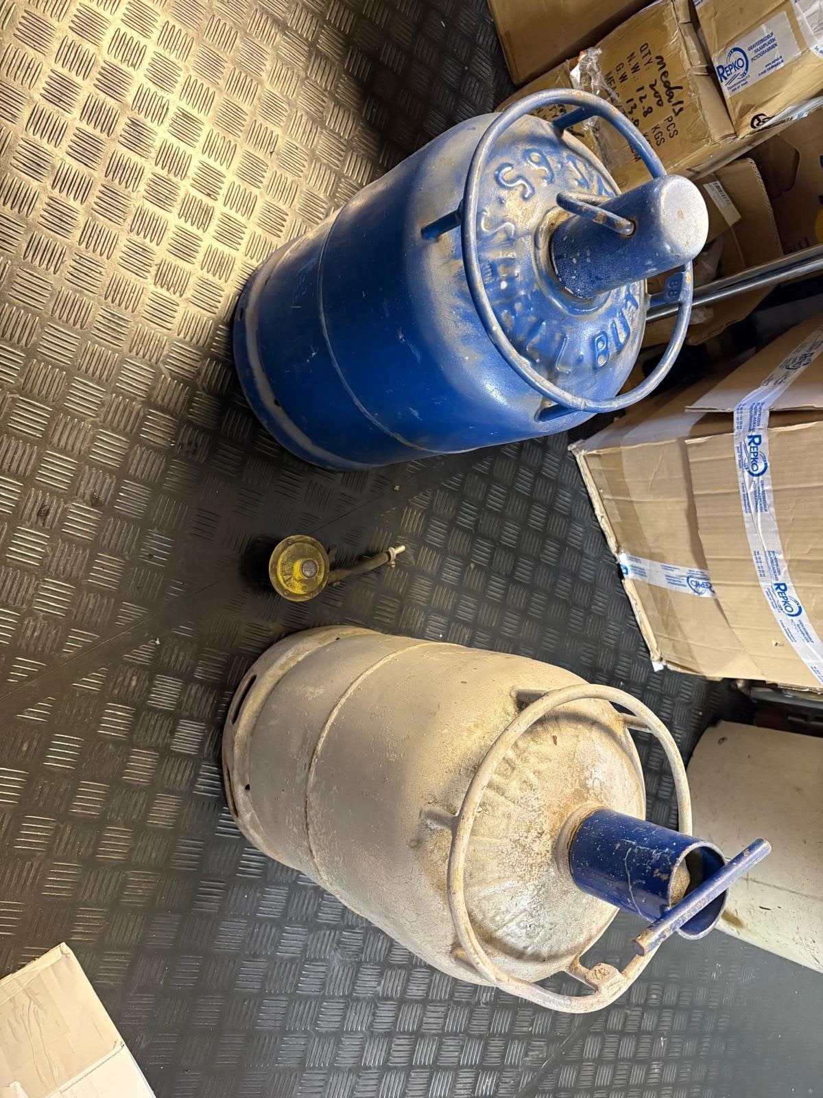 2 Butaan Shell gasflessen , antiek , geen keur/garantie, Ophalen, Gebruikt