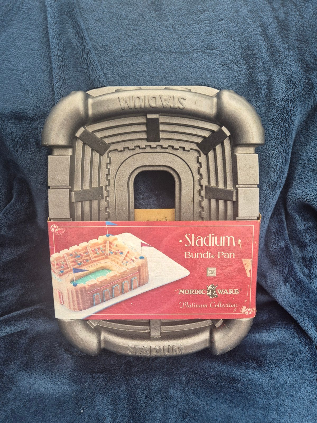 Nordic Ware Stadium Bundt Pan - Helemaal Nieuw, Overige typen, Nieuw, Ophalen of Verzenden, Metaal