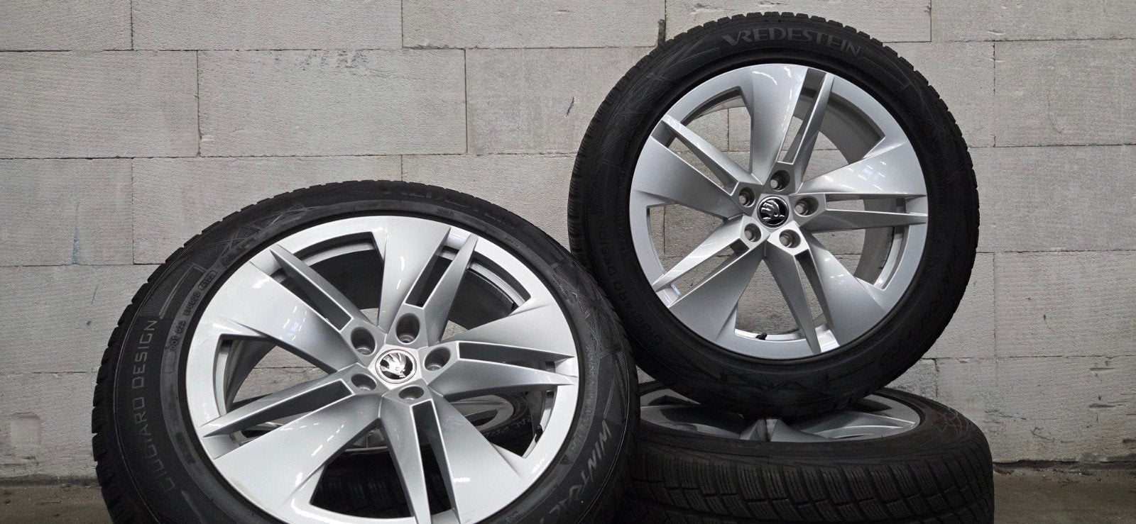 19" Skoda Elroq Enyaq IV60 IV80 orig velgen winterbanden 8mm, 19 inch, Gebruikt, Banden en Velgen, 235 mm