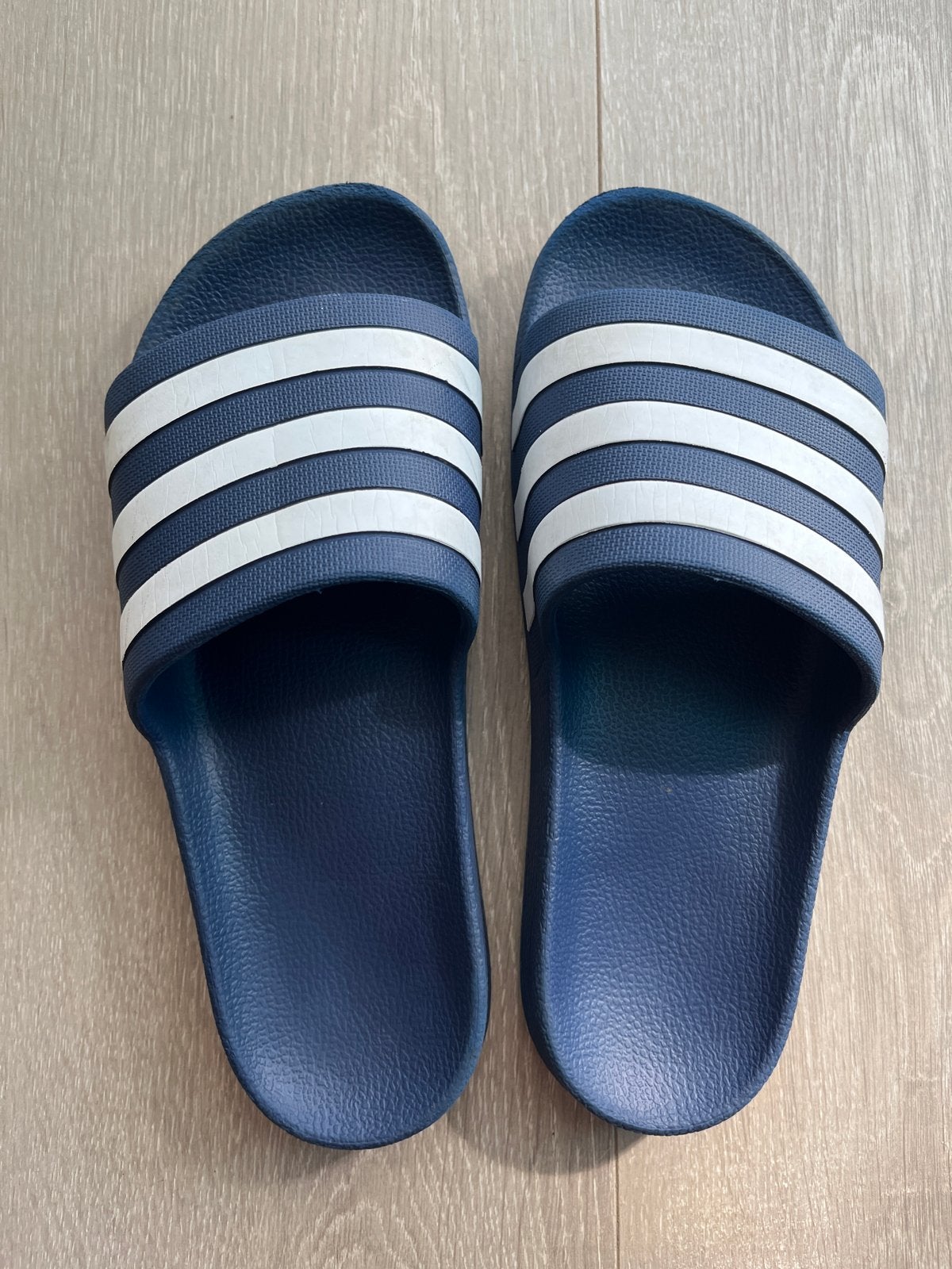 40,5 Adidas Adilette slippers - Blauw met witte strepen, Slippers, Blauw, Ophalen of Verzenden, Gedragen