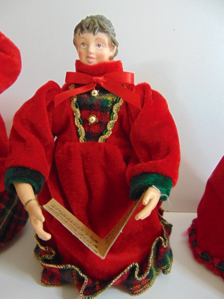 Foto 4 van Zingende Kerst victoriaanse groepje van 3 Dickens figuurtjes