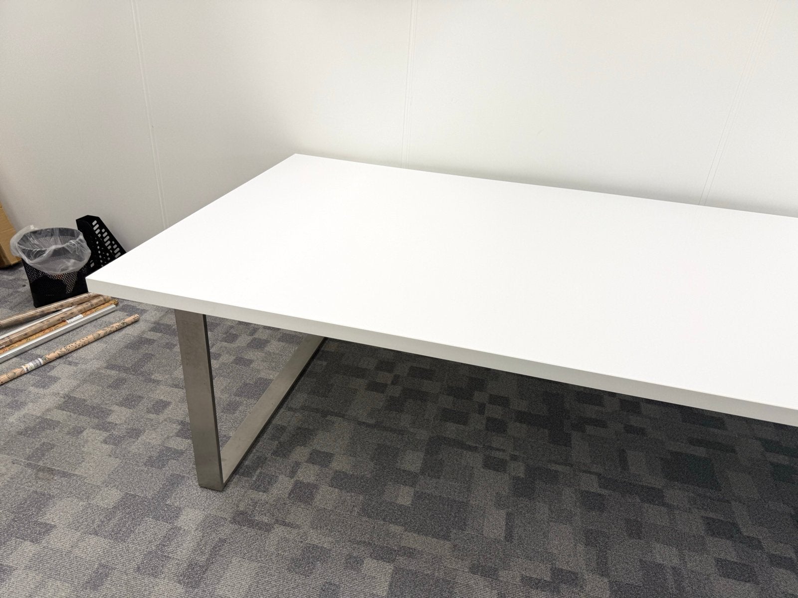 Grote witte hoogglans tafel met stalen frame (300x130cm), Huis en Inrichting, Tafels | Eettafels, Ophalen, Gebruikt, 100 tot 150 cm
