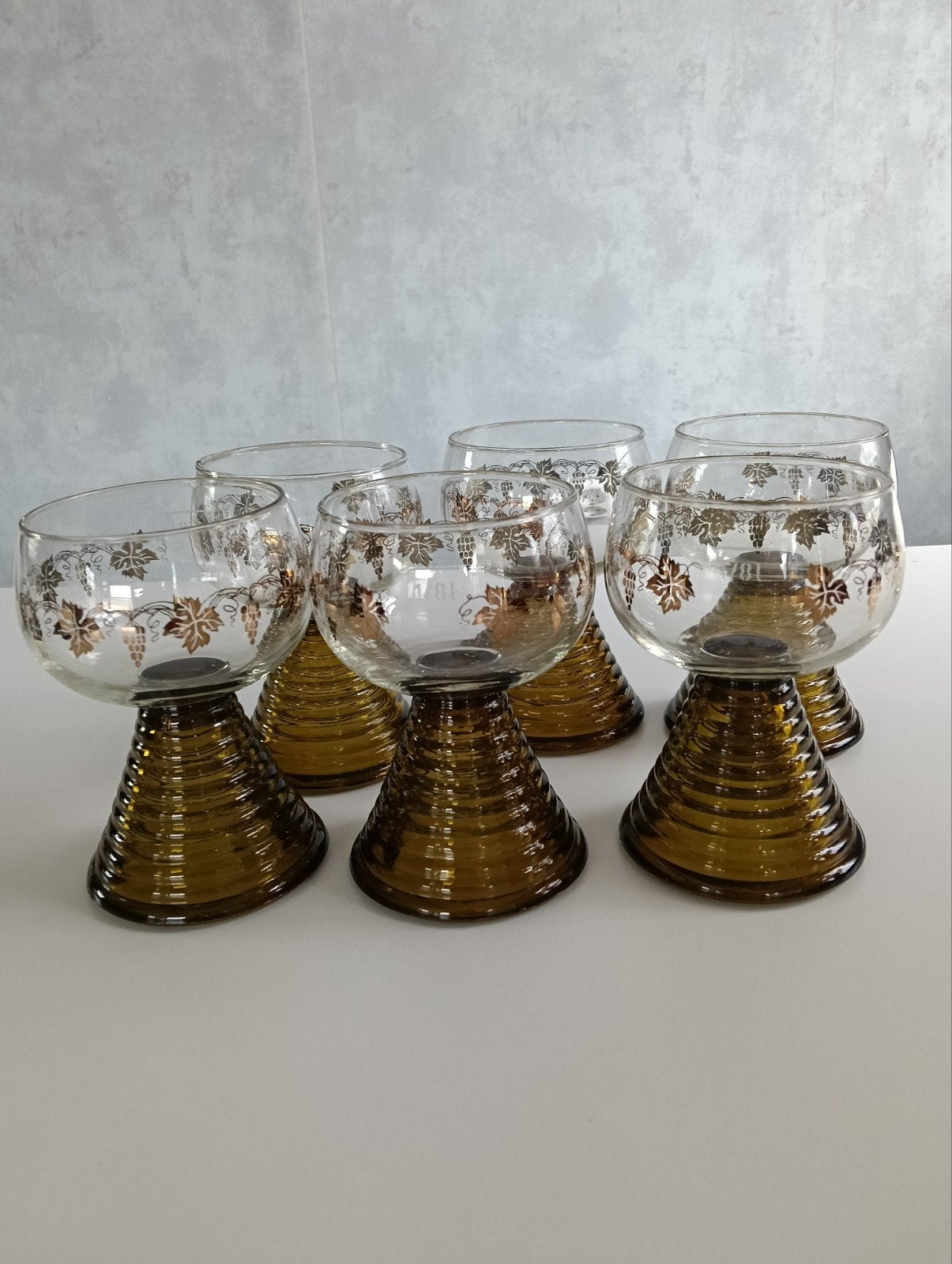 6 moezelglazen met bruine voet, Glas of Glazen, Gebruikt, Vintage, Ophalen of Verzenden