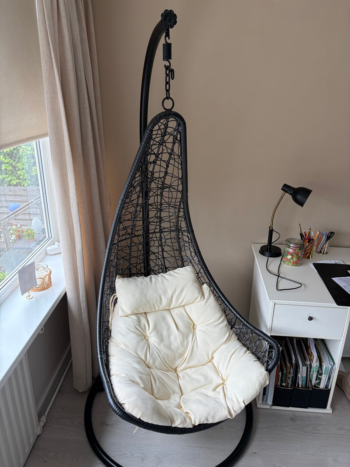 Comfortabele Zwarte Hangstoel met Crèmekleurig Kussen, Ophalen, Zwart, Metaal, Eén