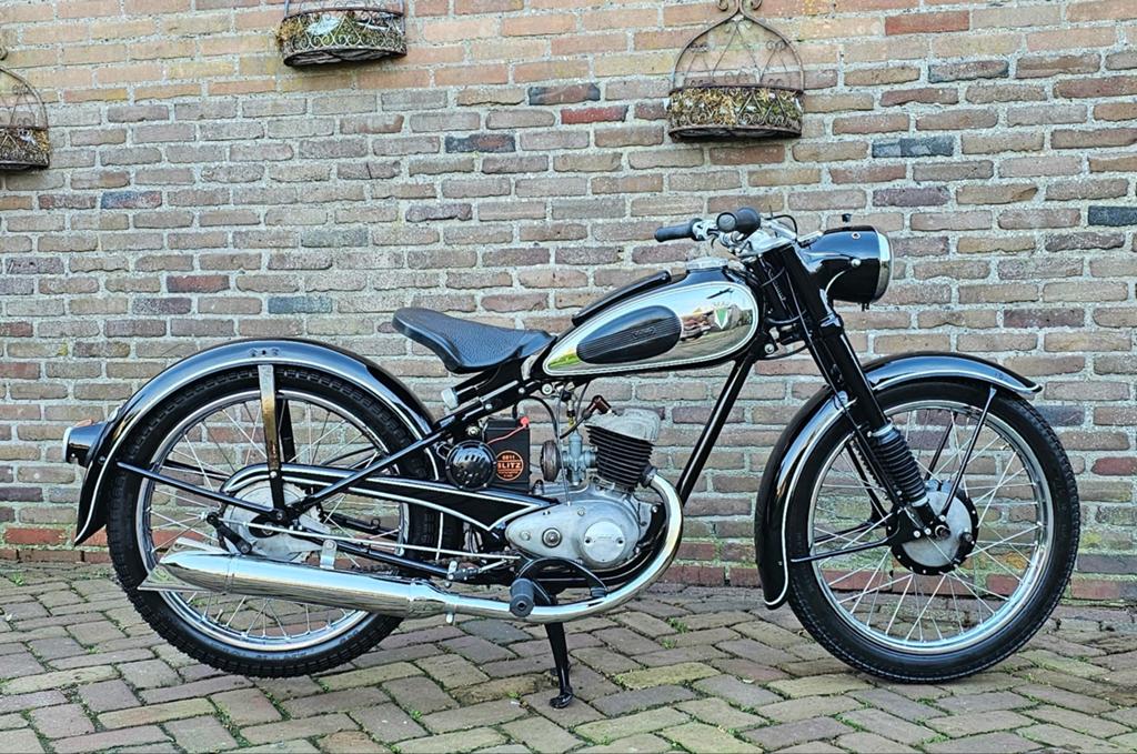 DKW RT125 1953 - Prachtig gerestaureerde icoon, Motoren, Motoren | Oldtimers, Gebruikt, Overig, 11 kW of minder, Handgeschakeld