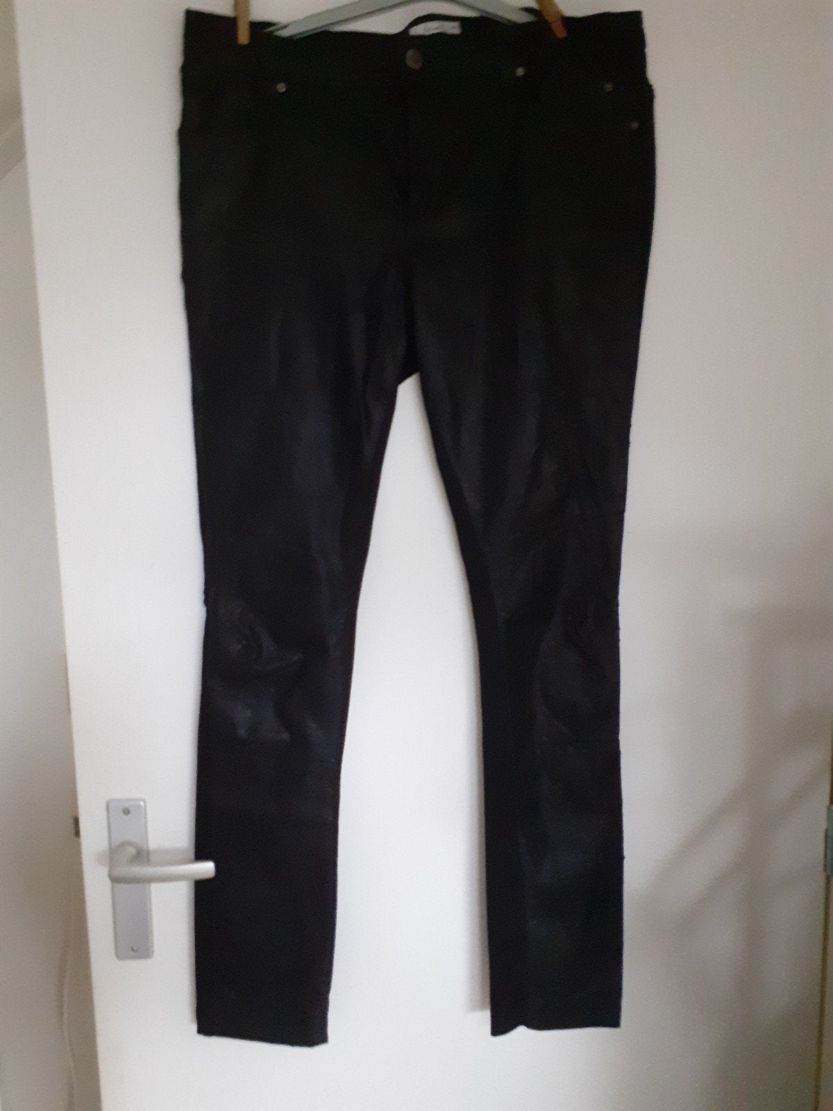 Zwarte gecoate broek maat 40, Kleding | Dames, Maat 38/40 (M), Zwart, Ophalen of Verzenden, Lang