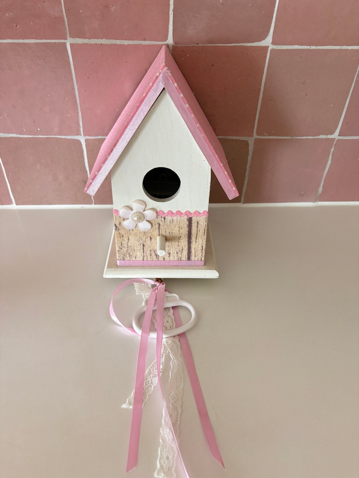 Decoratieve muziekdoosje in vorm vogelhuisje, Hout, Gebruikt, Roze, Ophalen of Verzenden