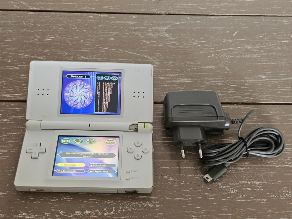 Nintendo DS Lite Wit met oplader, Spelcomputers en Games, Spelcomputers | Nintendo DS, Gebruikt, DS Lite, Wit, Verzenden