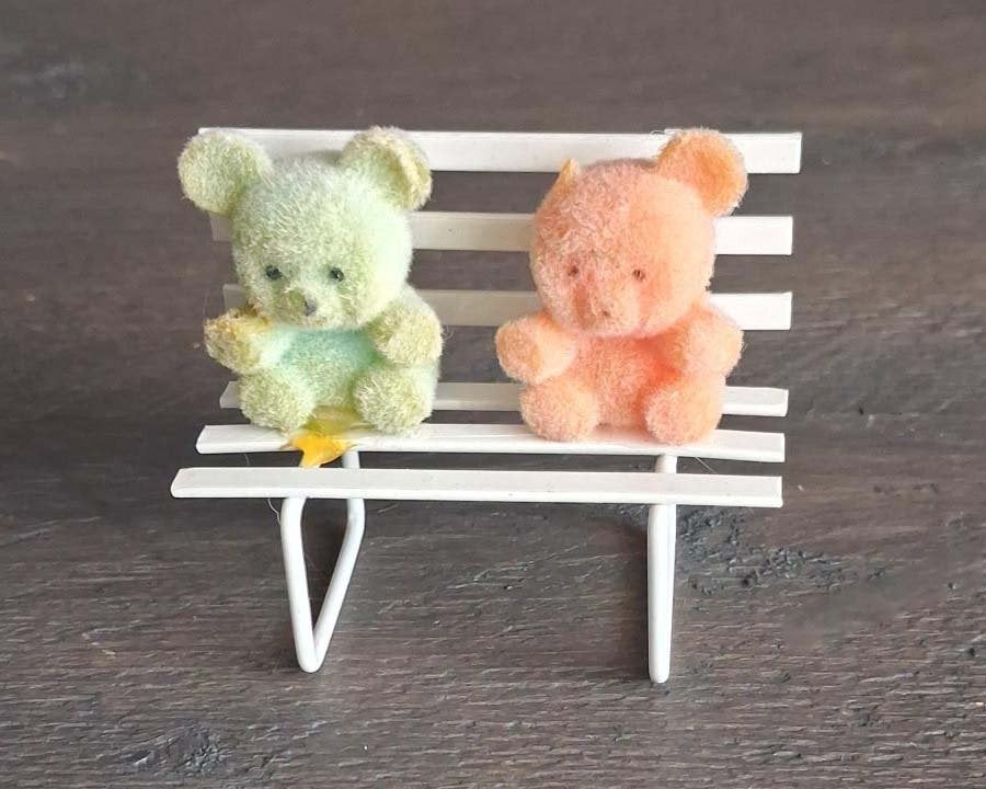 2 bevlokte BEERTJES roze en blauw op een bankje. Jaren 80, Ophalen of Verzenden, Overige typen