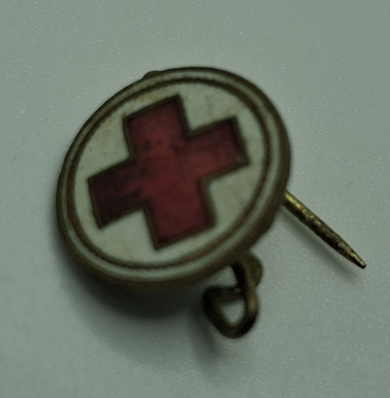 Oud klein Rode Kruis speldje - Vintage zorg pin, Ophalen of Verzenden