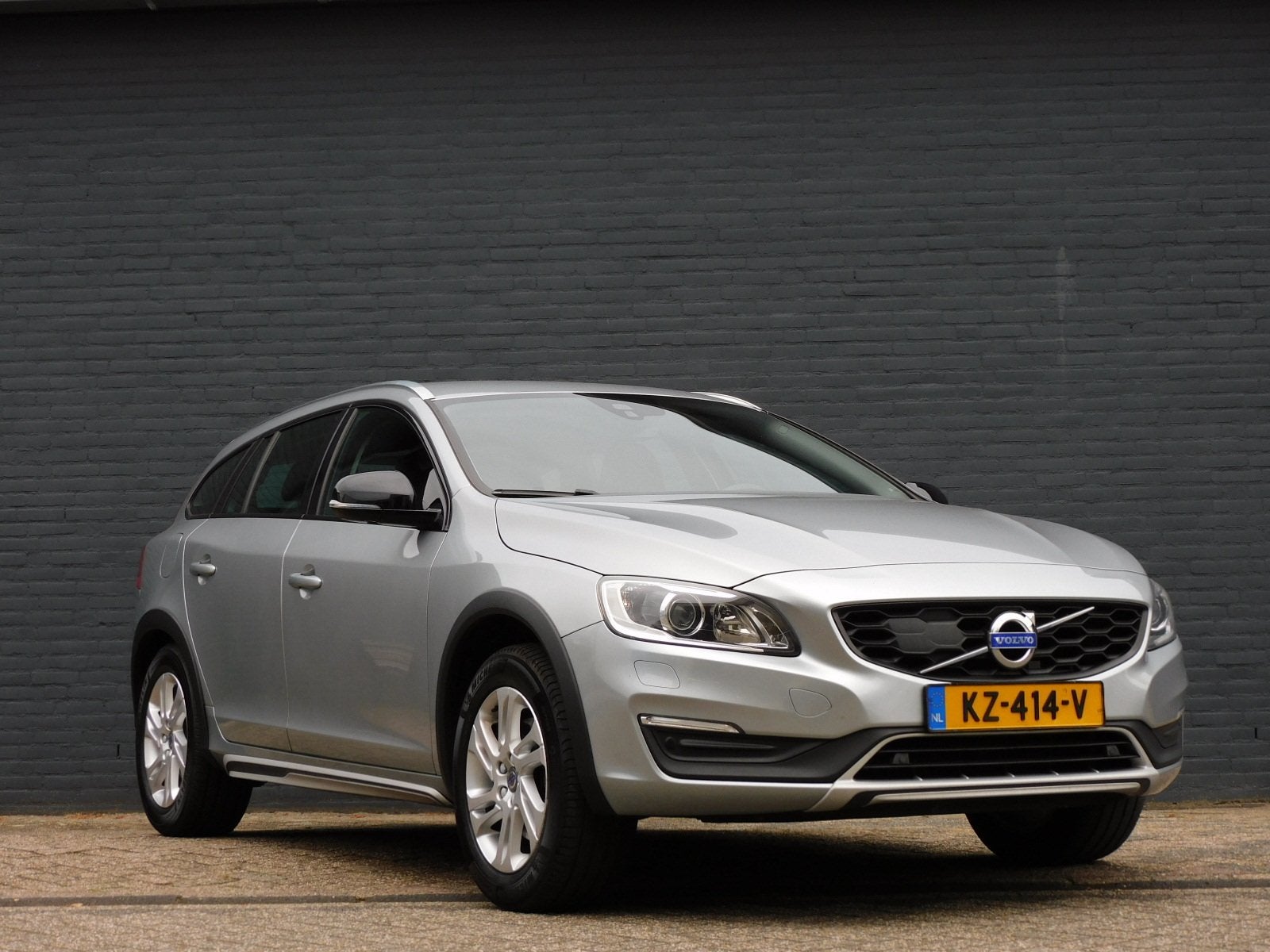 Volvo V60 Cross Country 2.0 D3 Momentum TOPSTAAT! DEALER OND, Auto's, Dealer onderhouden, 4 cilinders, Leder en Stof, Origineel Nederlands
